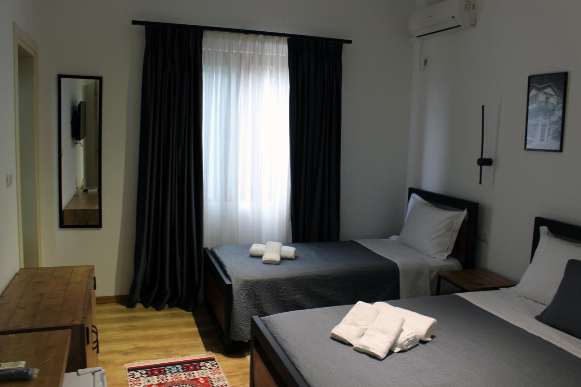 Guest House Amades Gjirokastër Esterno foto